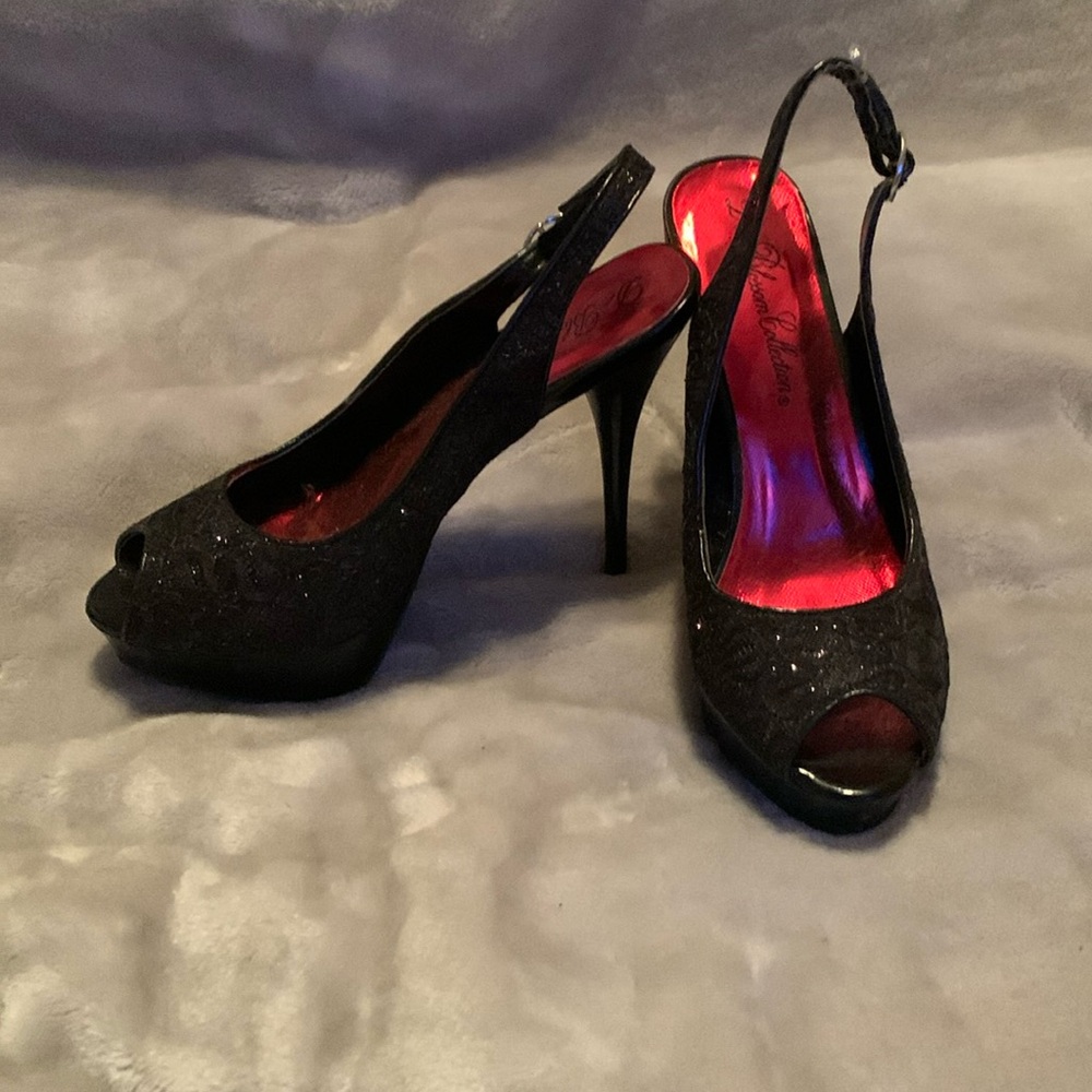 Size: 7 1/2
Color: Black with sparkle sequins
Brand: De Blossom Collection